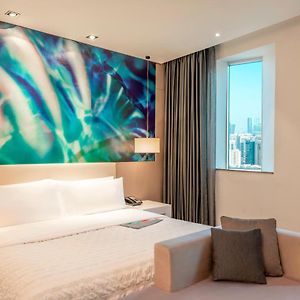 Corner City View Guest room 1 Queen